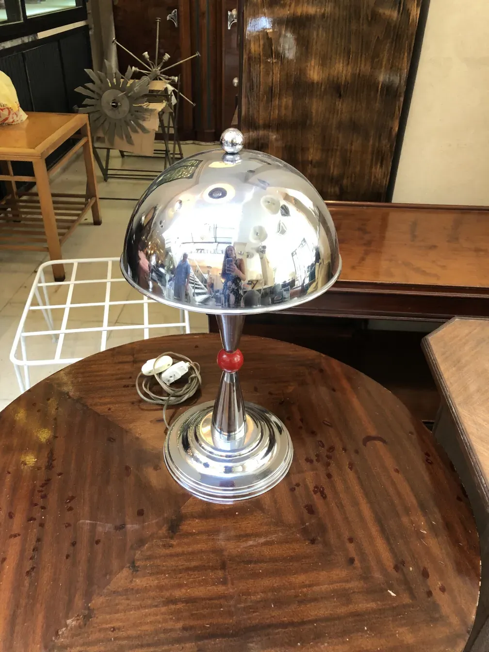 2 lampadas de mesa antigas com base prateada e detalhes vermelhos em um ambiente acolhedor