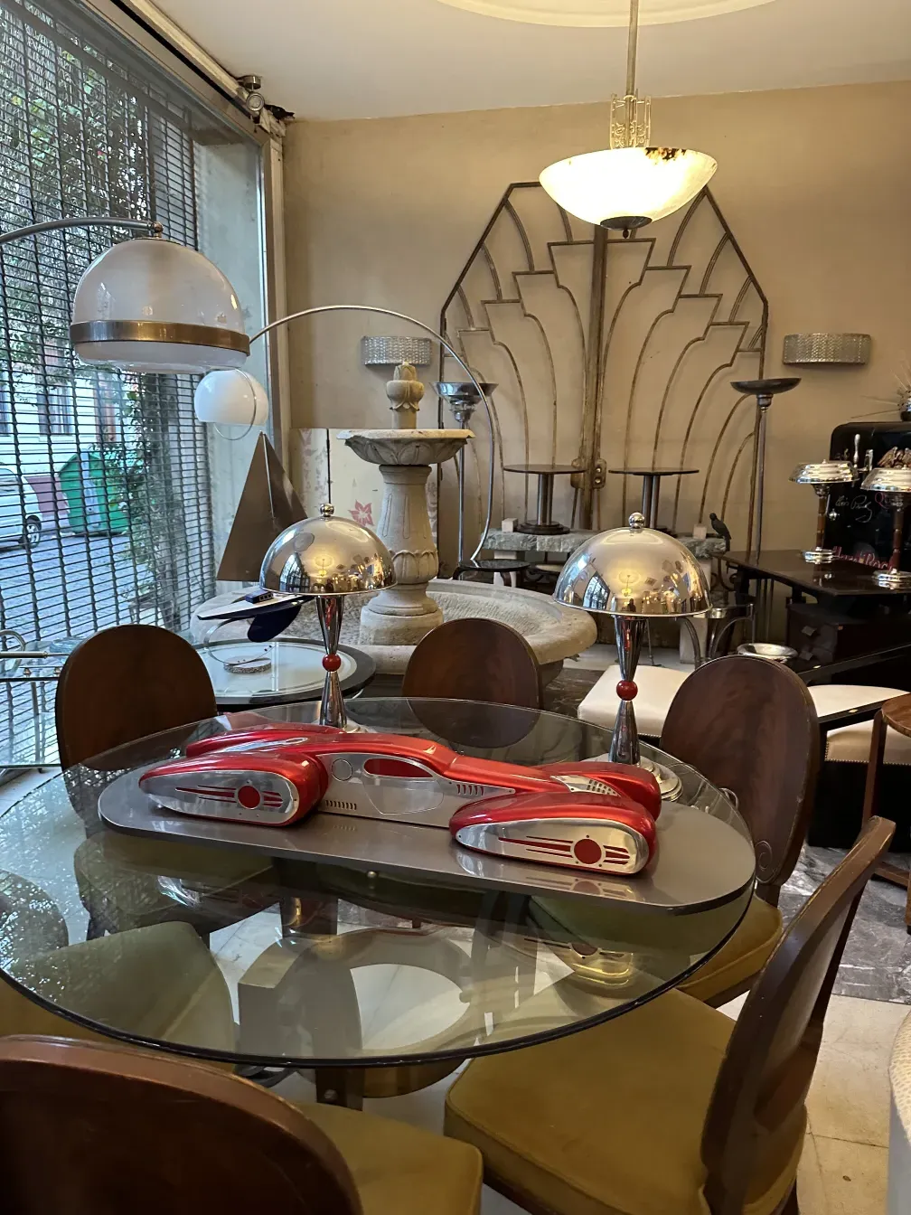 duas lampadas de mesa antigas com design elegante ao fundo