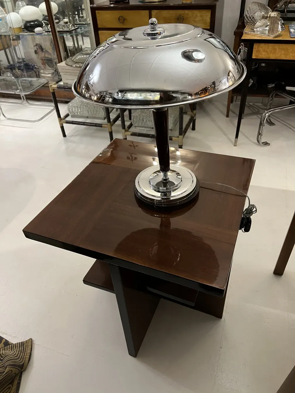 Duas lâmpadas de mesa antigas com base moderna, ambiente elegante