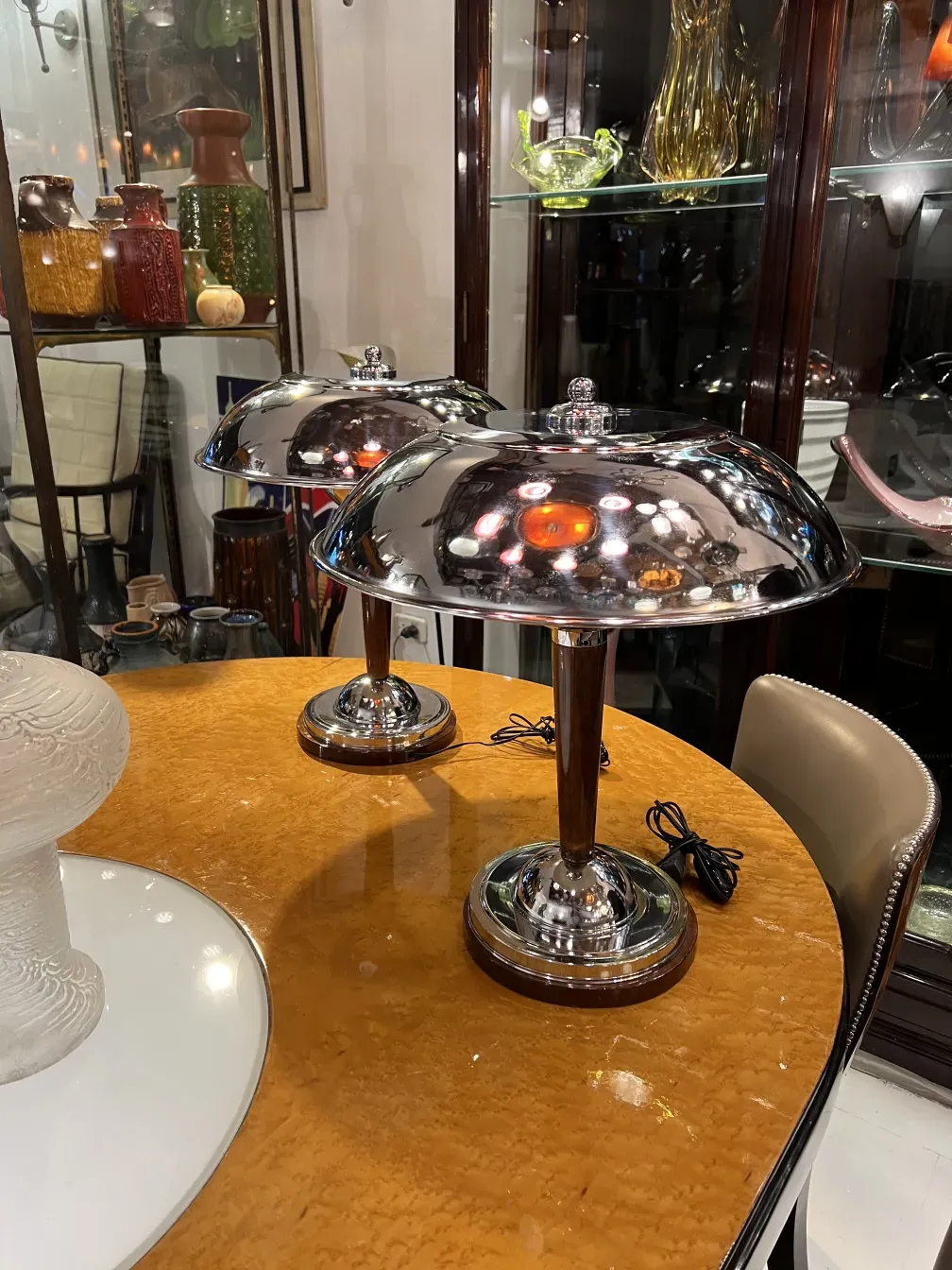 duas lâmpadas de mesa antigas brilhantes em uma mesa de madeira