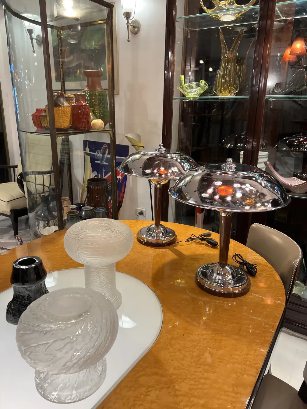 2 lâmpadas de mesa antigas com bases brilhantes sobre a mesa