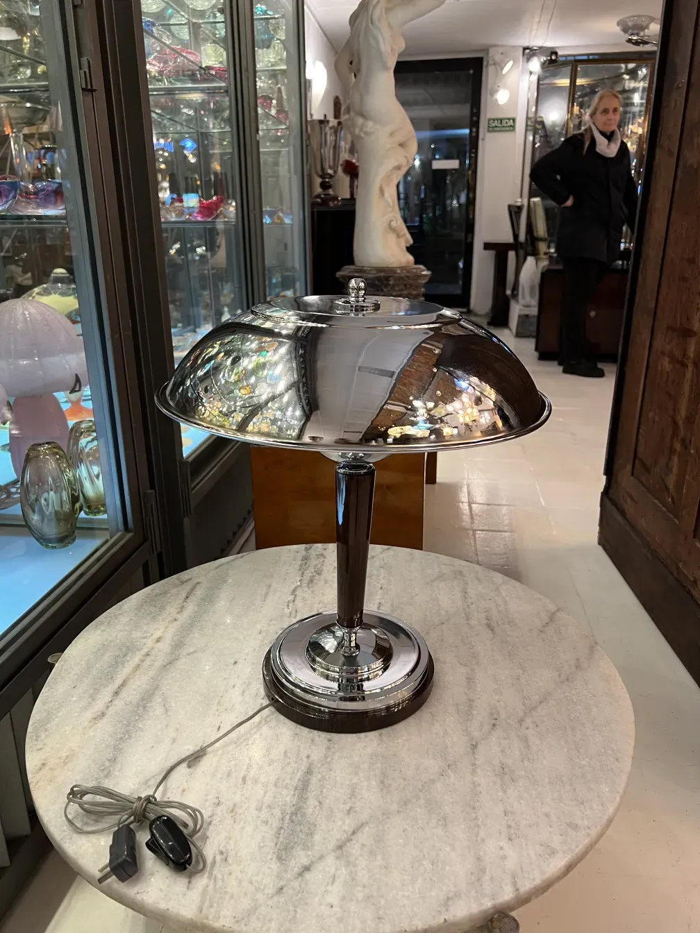 duas lâmpadas de mesa antigas em uma loja decorativa