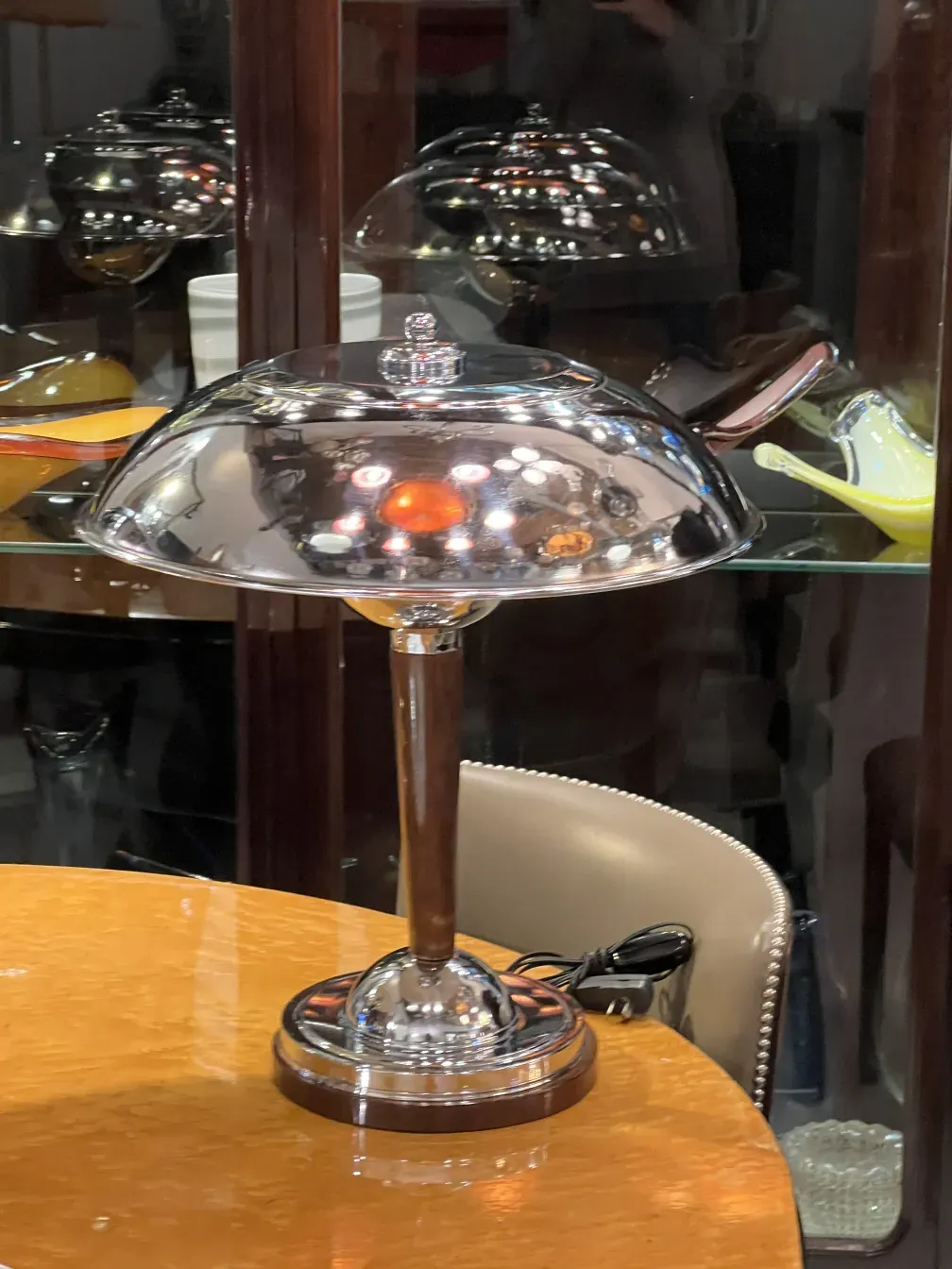 duas lâmpadas de mesa antigas com superfície brilhante