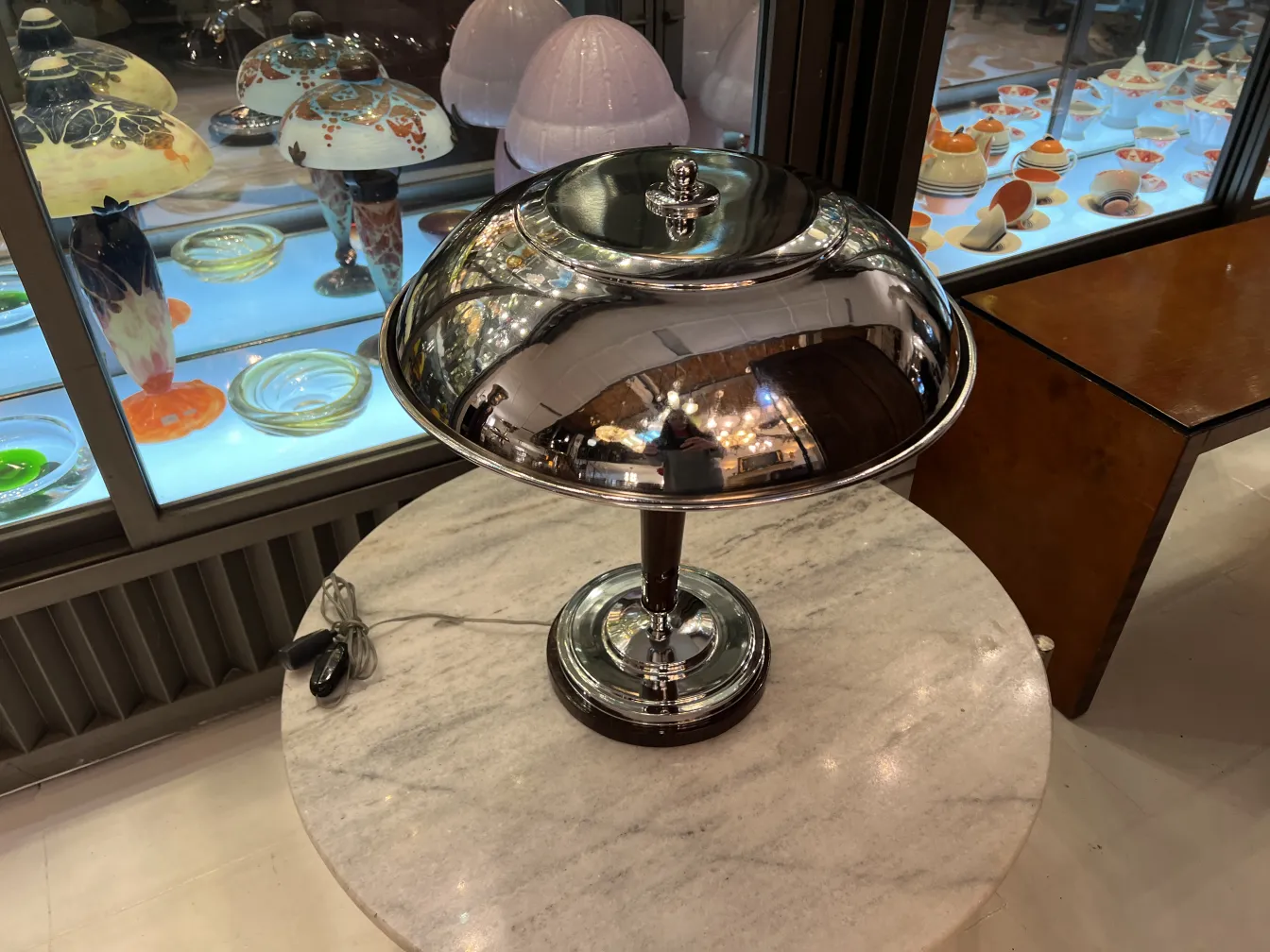 Duas antigas lampadas de mesa brilhantes em uma mesa de marmore.