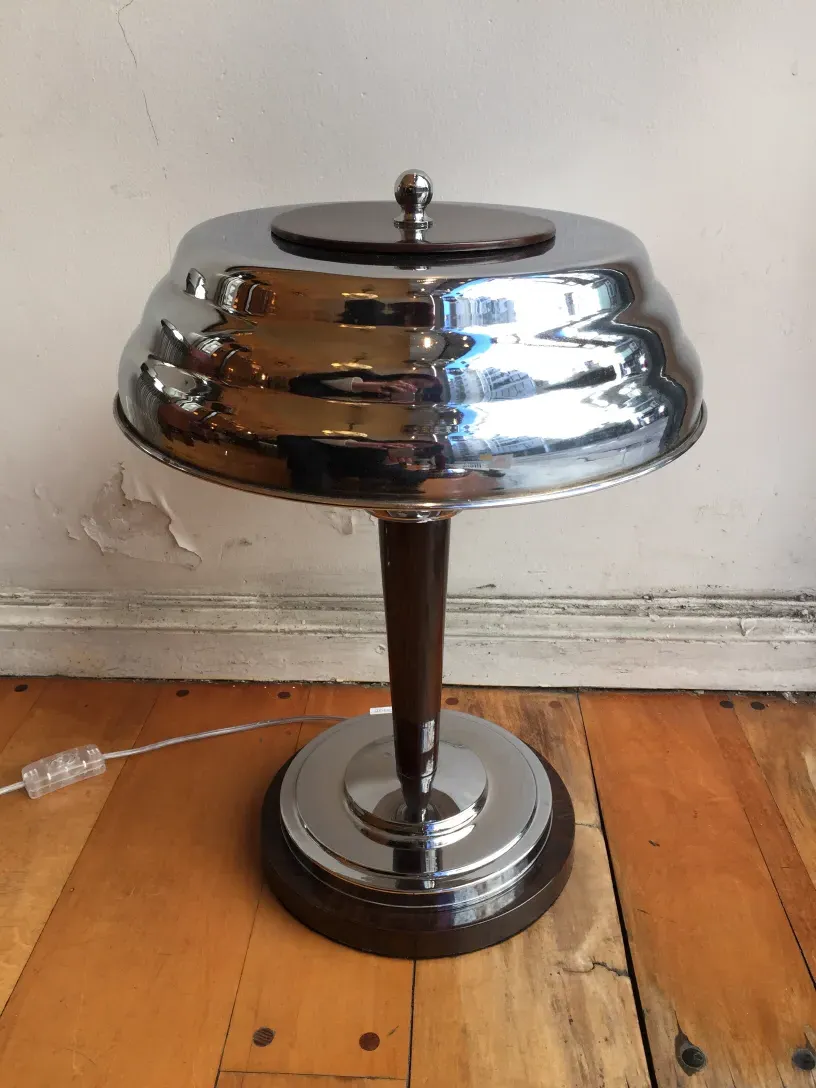 duas lâmpadas de mesa antigas com design elegante em um ambiente acolhedor