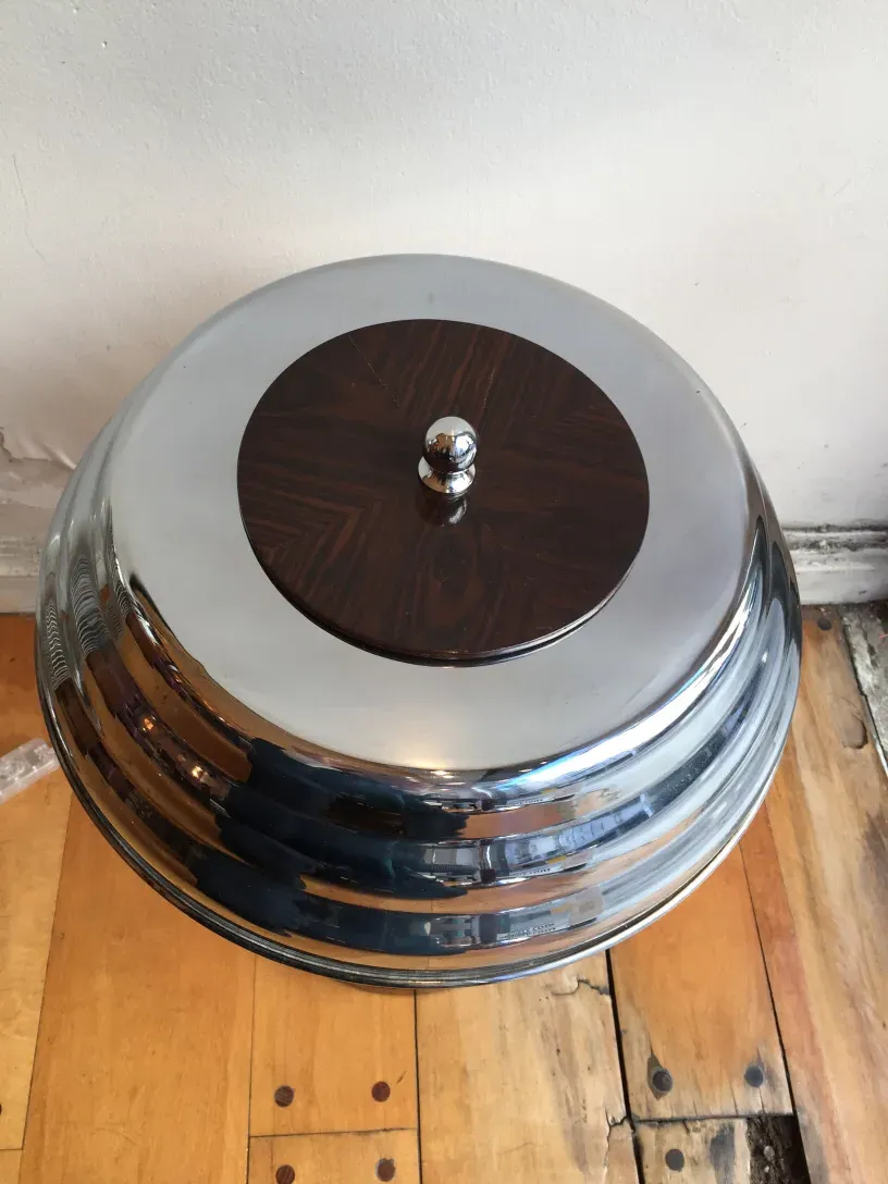 Visão de duas lâmpadas de mesa antigas com detalhes decorativos