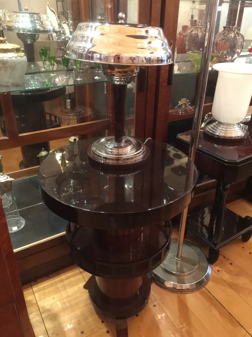 Duas lampadas de mesa antiguas exibindo um design único em um ambiente aconchegante.