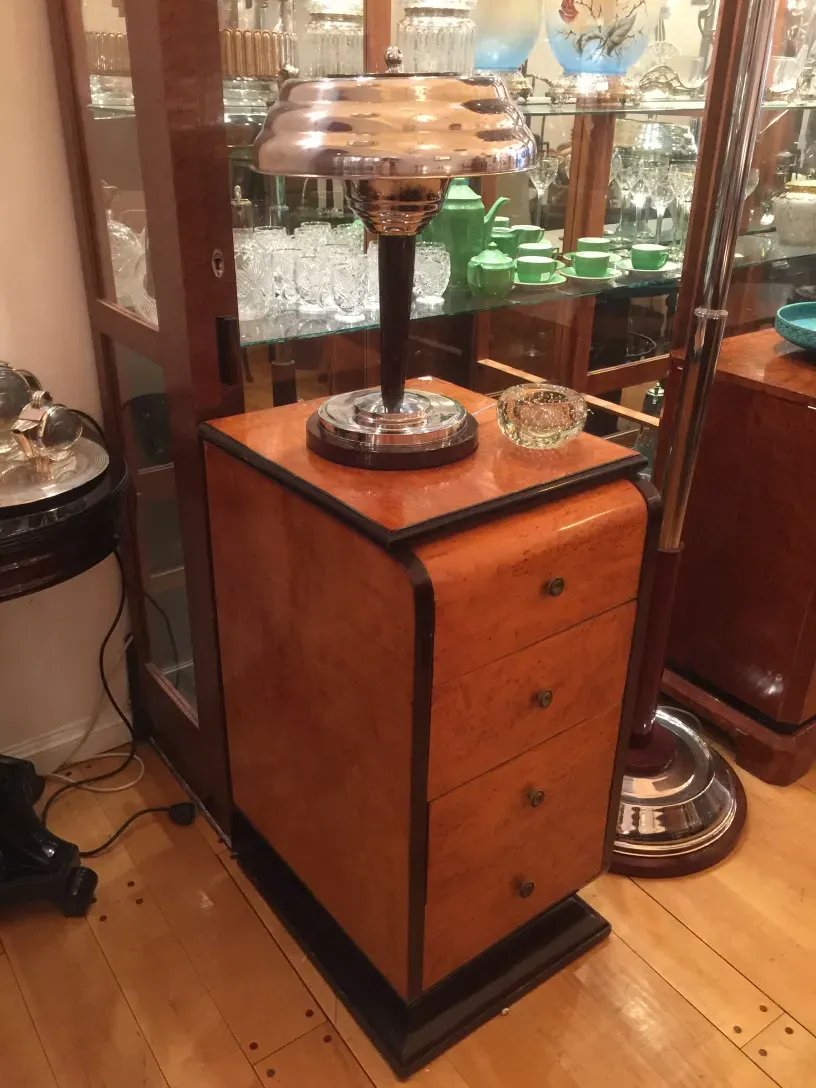 duas lampadas de mesa antigas em um ambiente decorativo com itens vintage