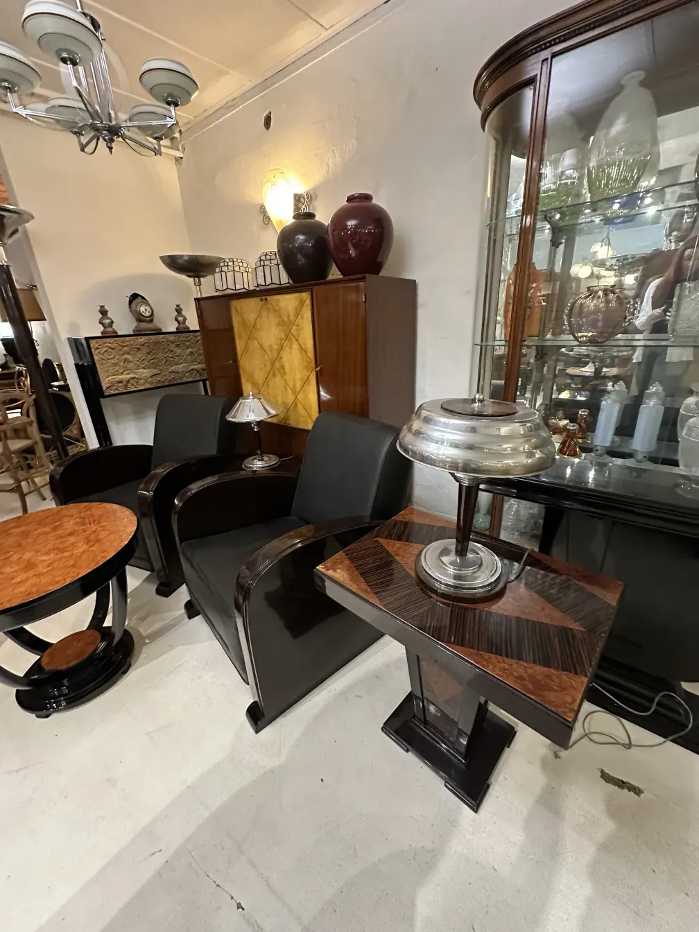 Duas lâmpadas de mesa antigas em um ambiente elegante com decoração