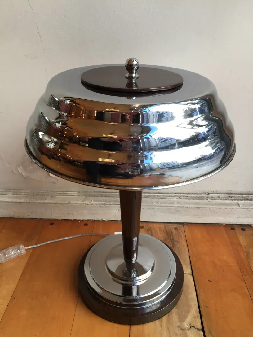 Duas lâmpadas de mesa antigas com brilho distinto e forma elegante em um ambiente acolhedor.