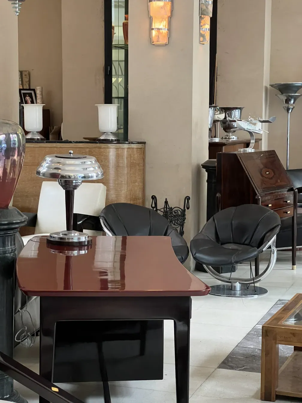 duas lâmpadas de mesa antigas com detalhes elegantes em um ambiente decorativo