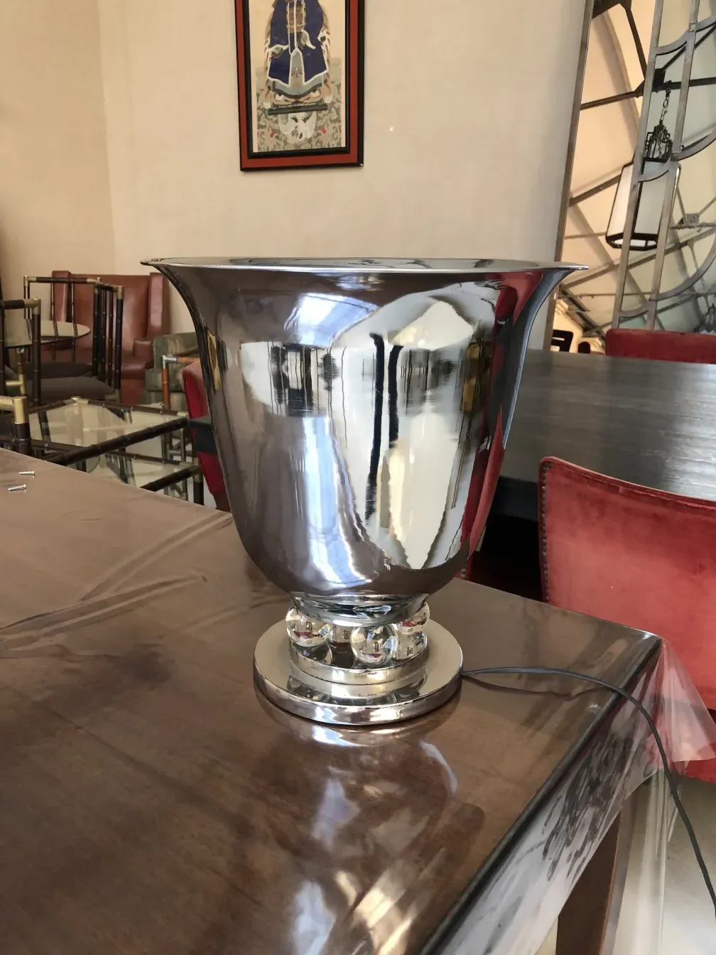 duas lâmpadas de mesa antigas brilhantes em um ambiente elegante com móveis