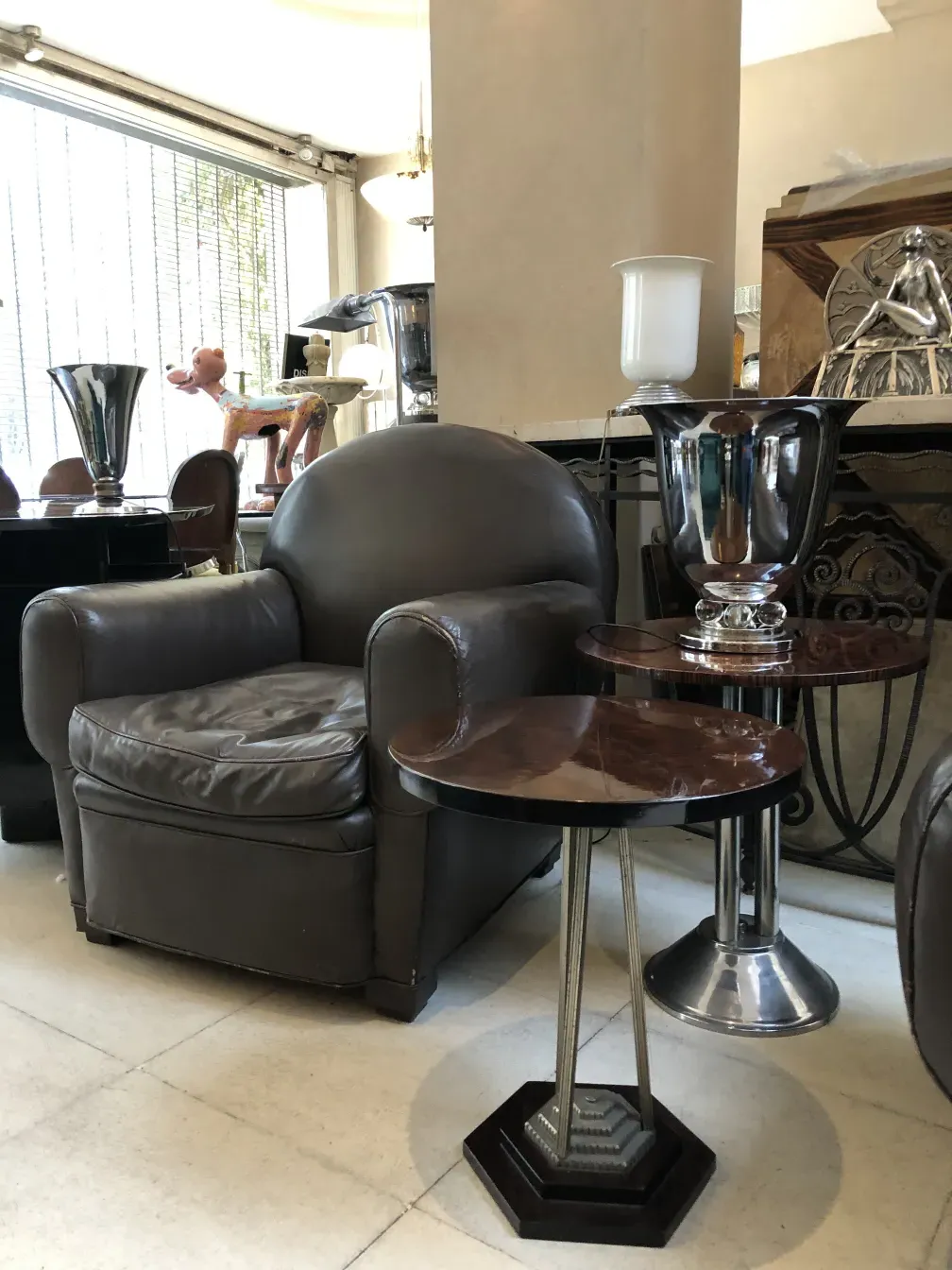 duas lampadas de mesa antigas elegantes em um ambiente clássico