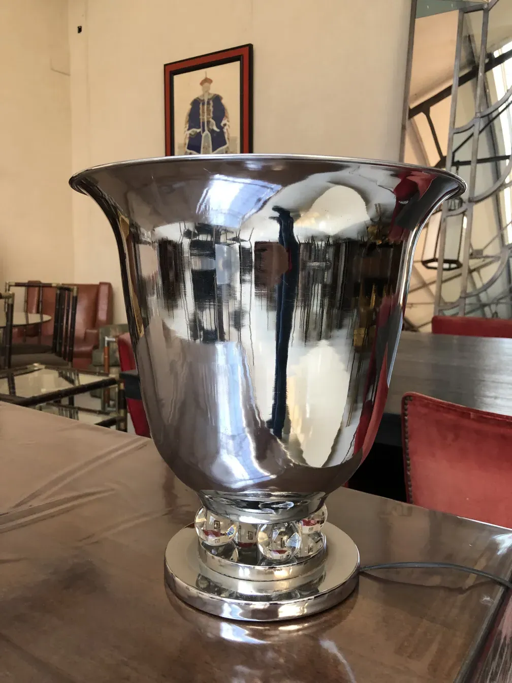 duas lâmpadas de mesa antigas com design elegante em ambiente de jantar