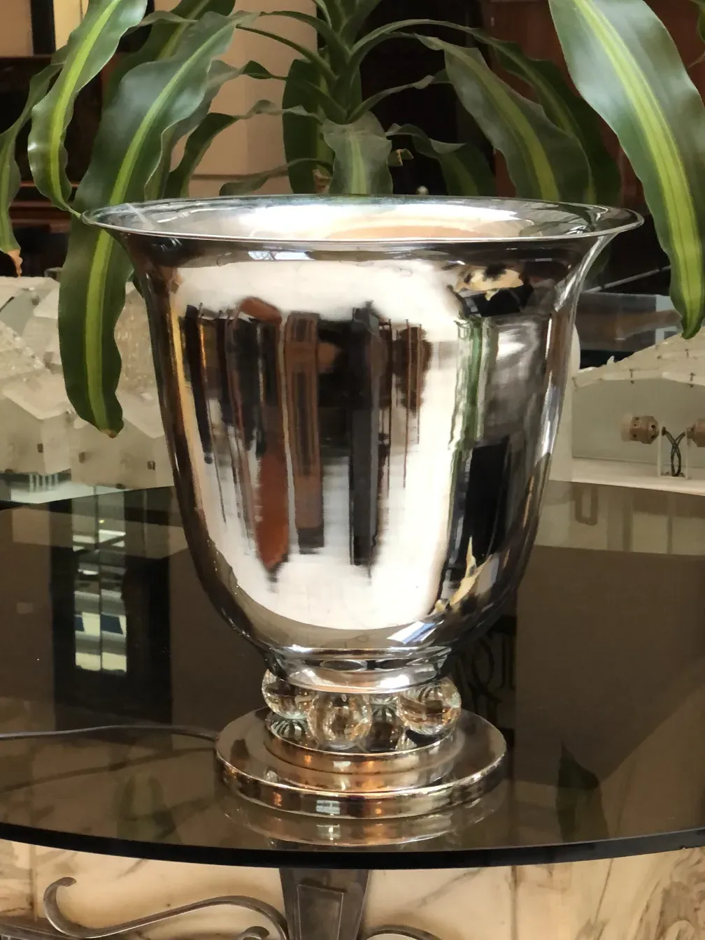 2 lâmpadas de mesa antigas com um brilho especial sobre uma mesa.