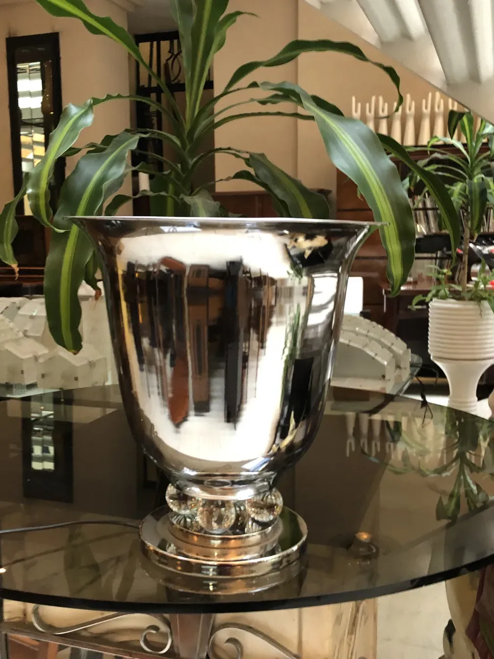 Um par de lâmpadas de mesa antigas com base decorativa em um ambiente elegante.