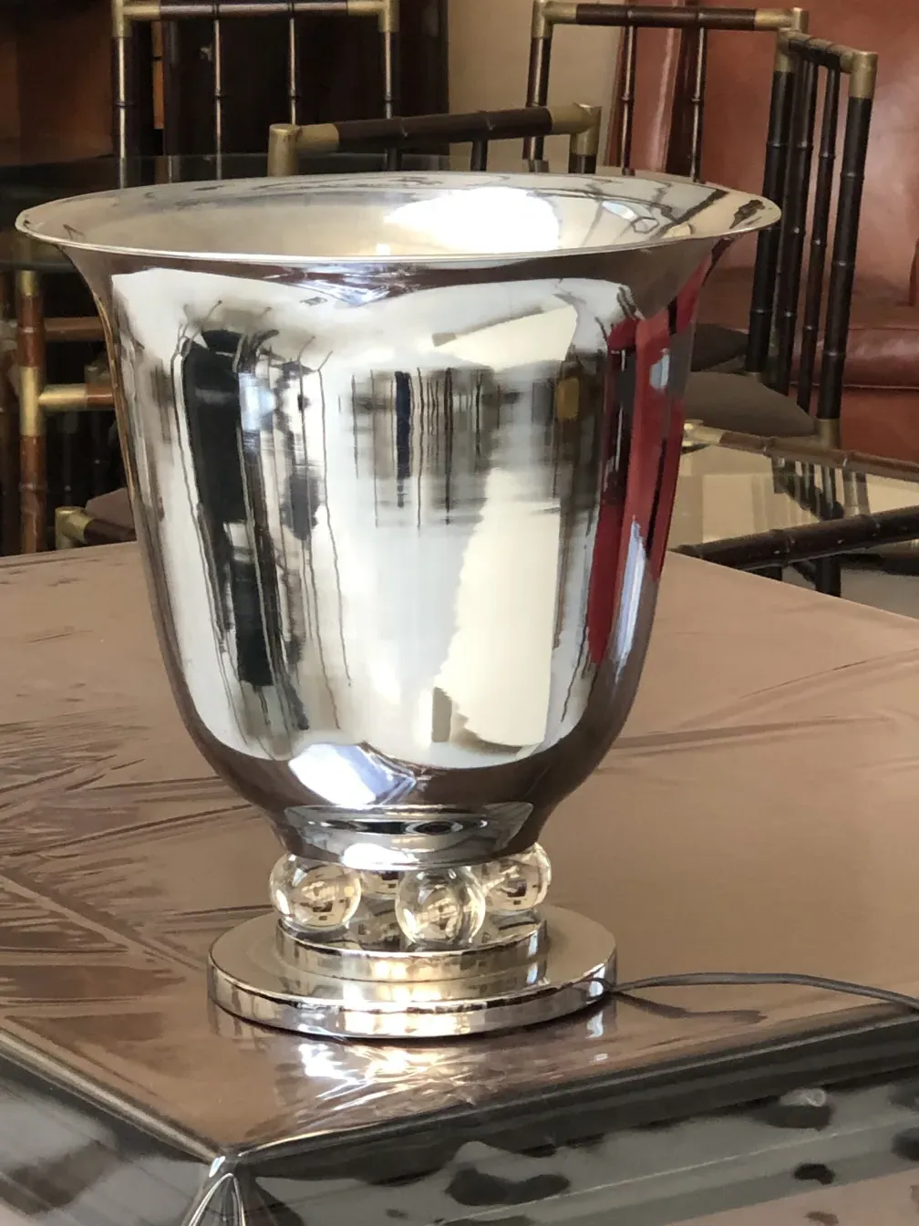 Duas lâmpadas de mesa antigas com base decorativa brilhante