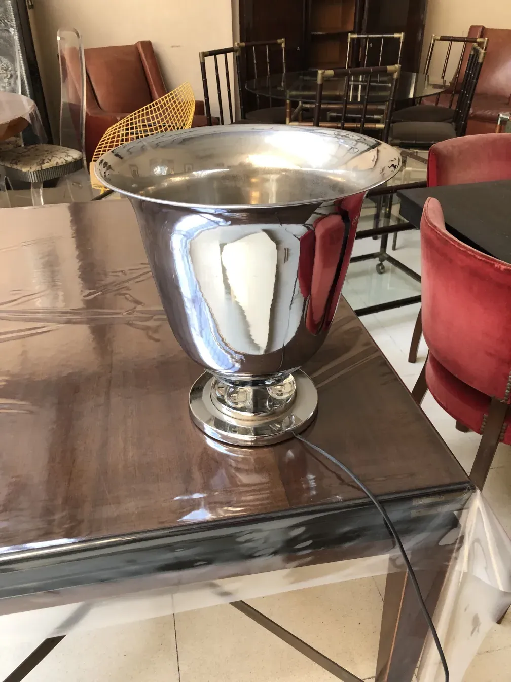 duas lâmpadas de mesa antigas com acabamento brilhante em um ambiente elegante