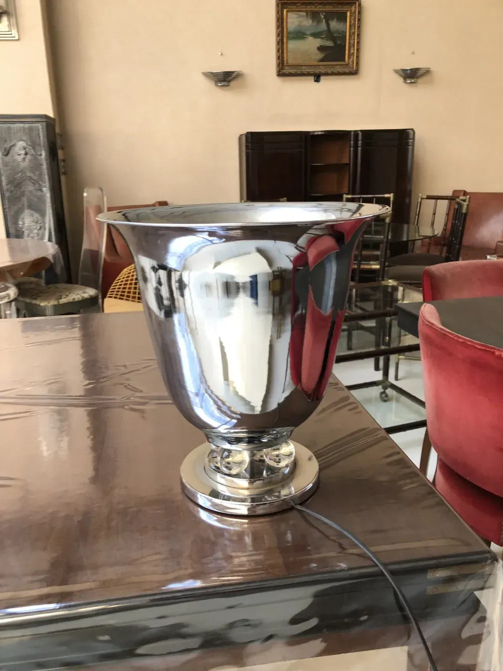 duas lâmpadas de mesa antigas em um ambiente elegante