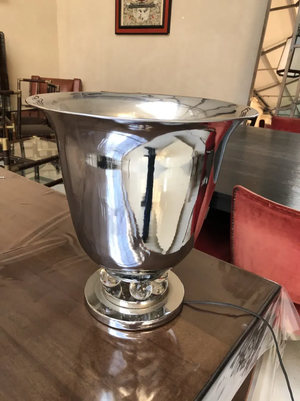 duas lâmpadas de mesa antigas com design brilhante, em um ambiente elegante com móveis ao fundo