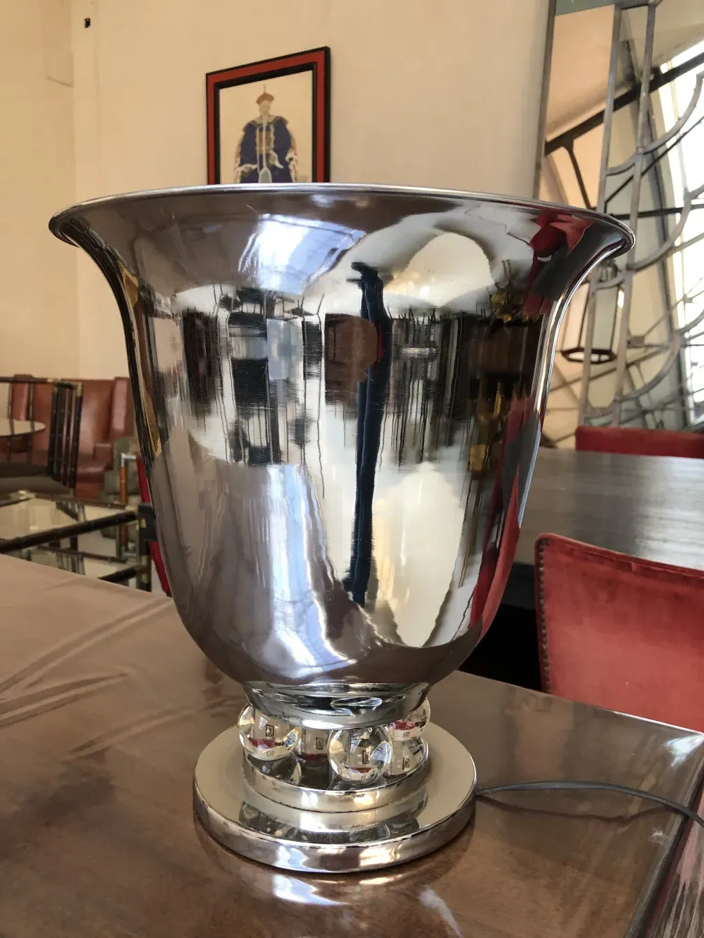 Conjunto de 2 lâmpadas de mesa antigas, brilhantes e elegantes em um ambiente clássico.