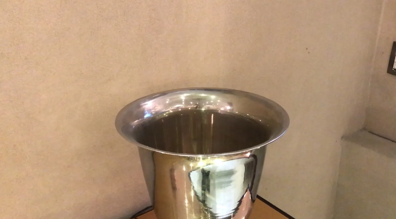 duas antigas lampadas de mesa com design elegante em um ambiente acolhedor.