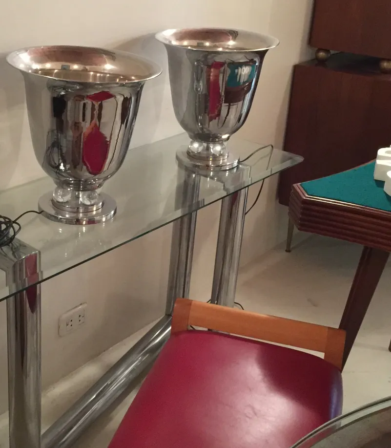 Conjunto de duas lâmpadas de mesa antigas com bases brilhantes e design elegante.