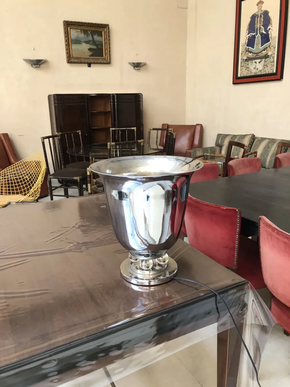 Lâmpadas de mesa antigas com acabamento polido e luz suave, em um elegante ambiente de sala.