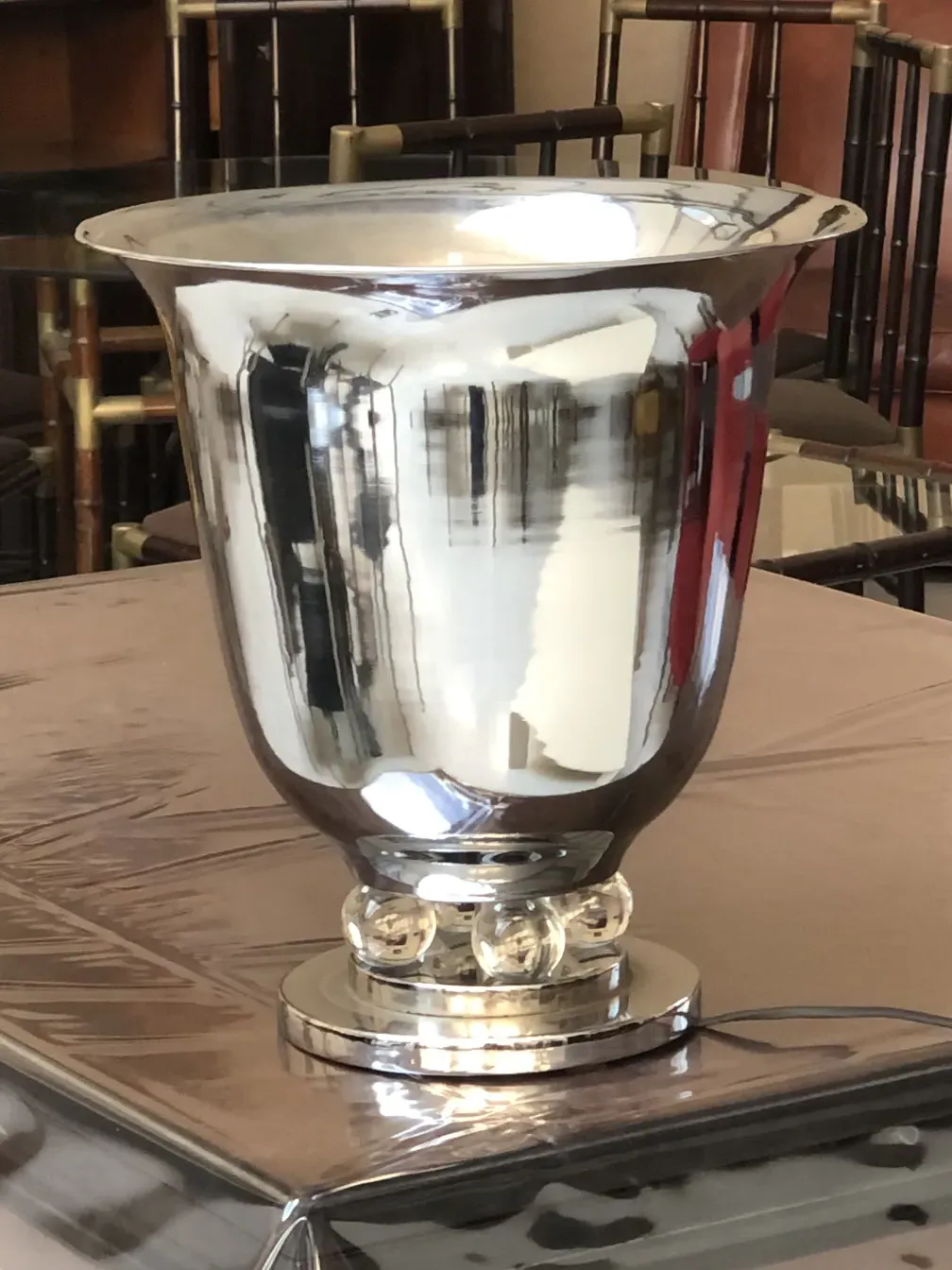 Conjunto de 2 lâmpadas de mesa antigas, brilhando em um ambiente clássico.