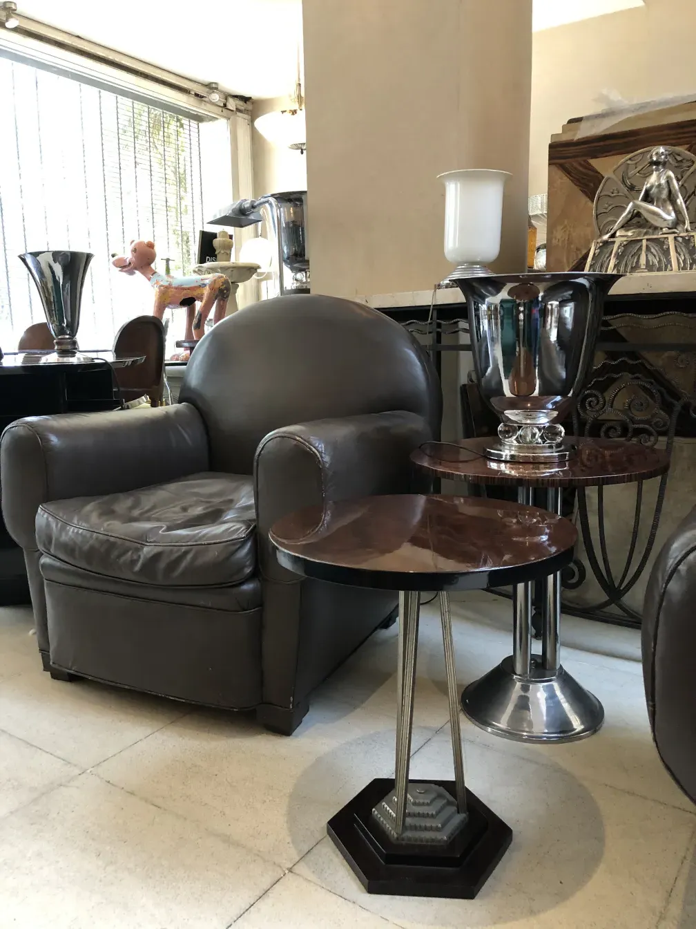 duas lampadas de mesa antigas com detalhes decorativos