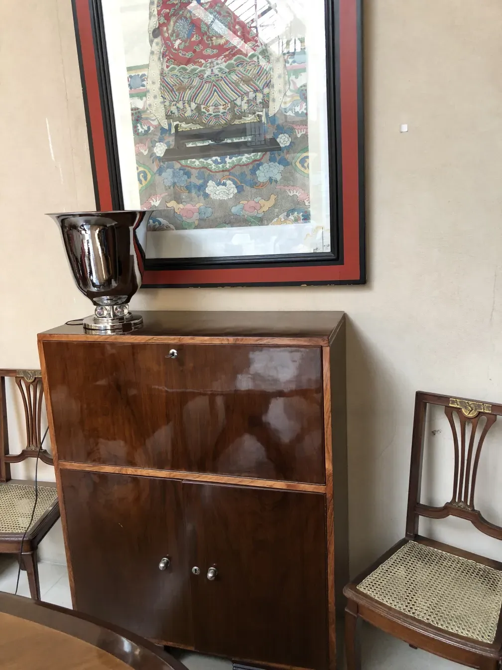 duas lâmpadas de mesa antigas em um móvel, ambiente aconchegante