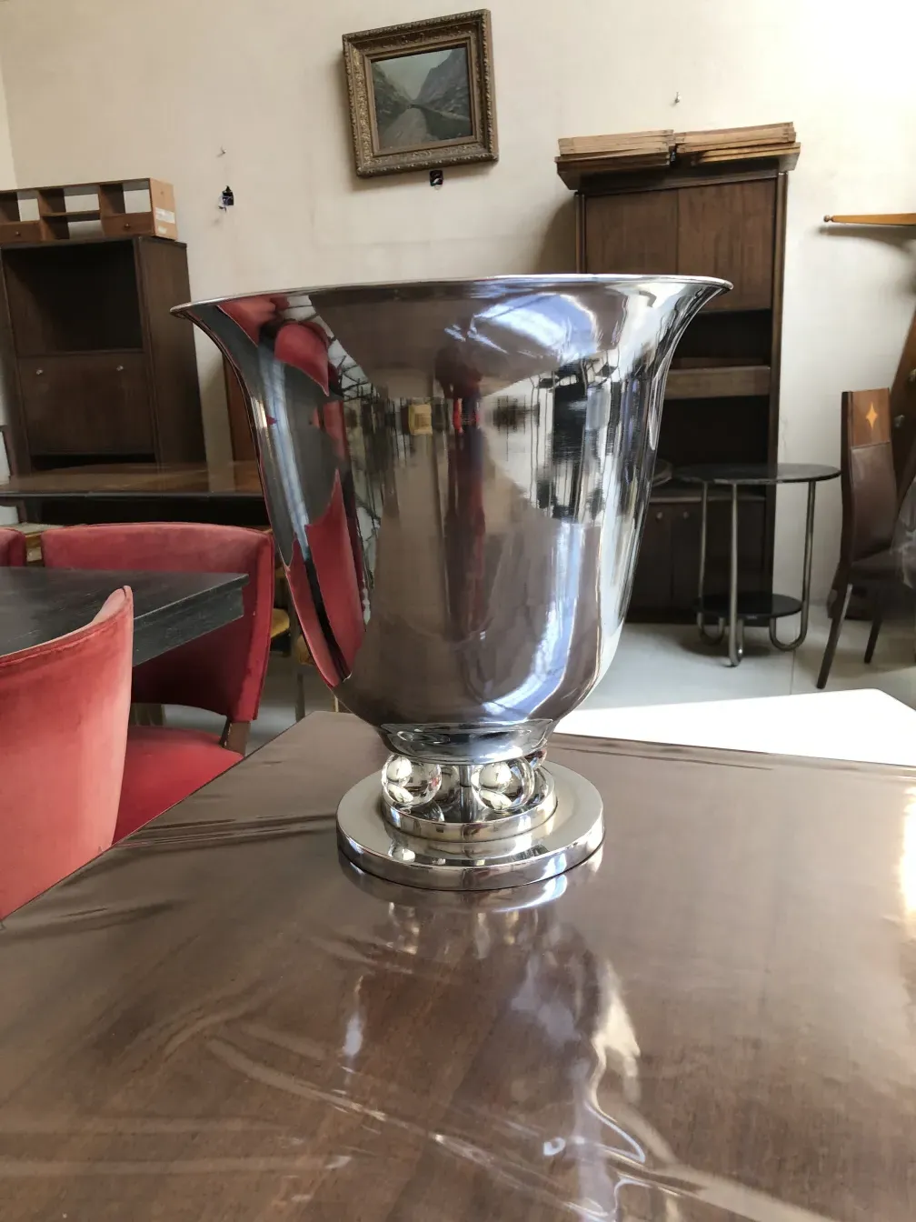 duas lampadas de mesa antigas com design atraente em um ambiente vintage