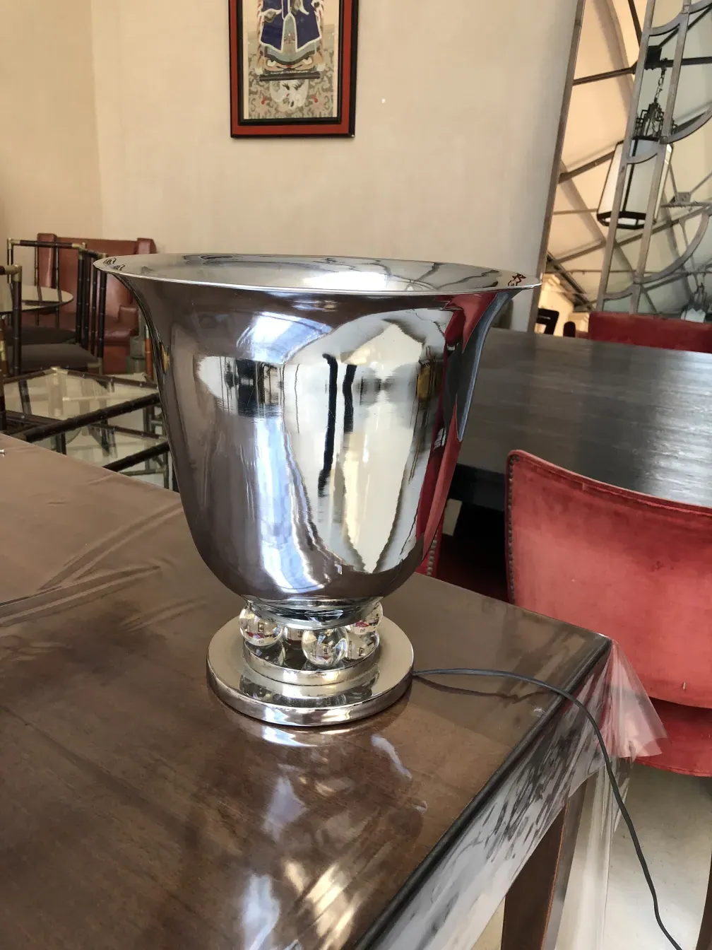 duas lâmpadas de mesa antigas brilhando em um ambiente elegante.