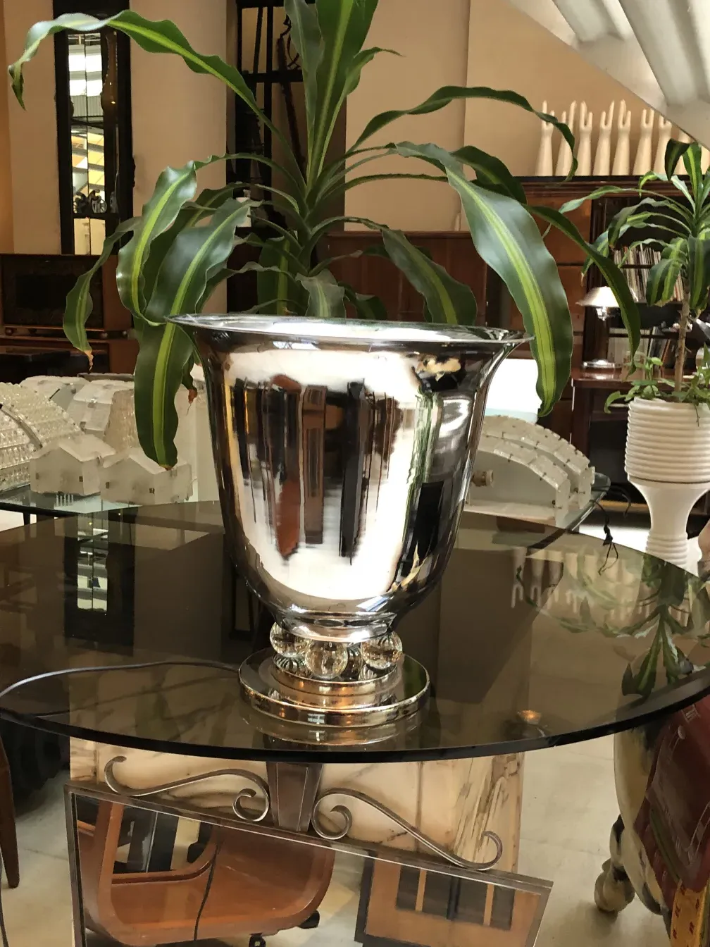 2 luminárias de mesa antigas com design distinto em ambiente acolhedor