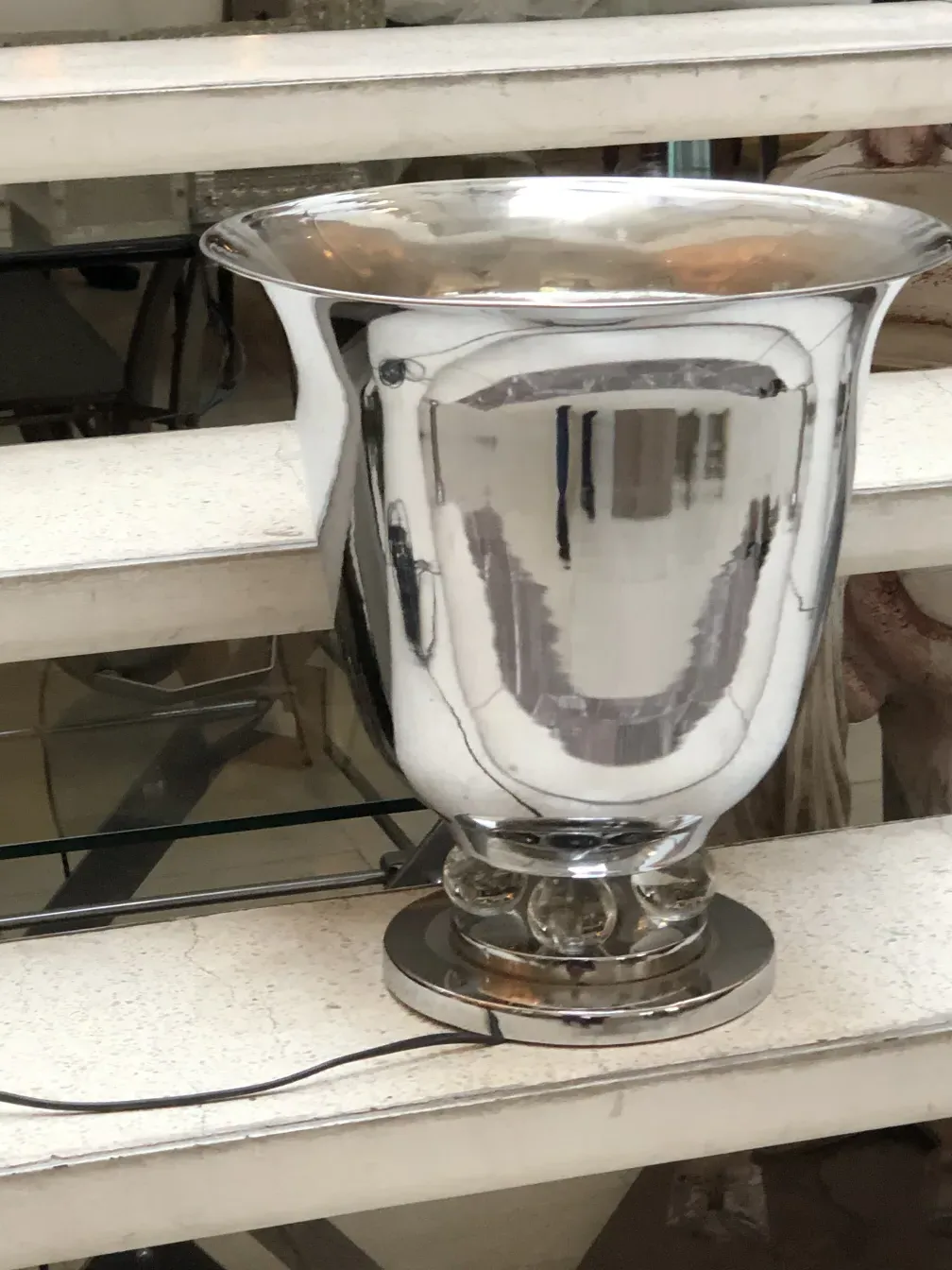 duas lâmpadas de mesa antigas com design elegante e base redonda, em fundo claro