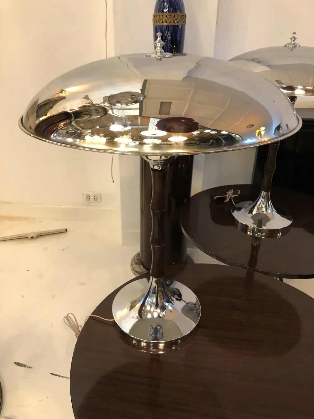 Lampadas de mesa antigas com base escura elegante e cúpula brilhante, ambiente clássico