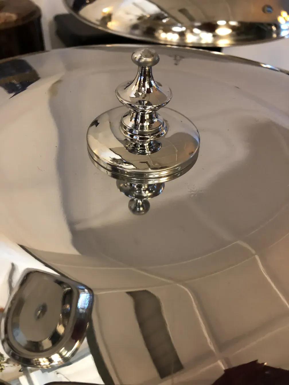 Close-up de 2 lâmpadas de mesa antigas com detalhes brilhantes em um ambiente elegante