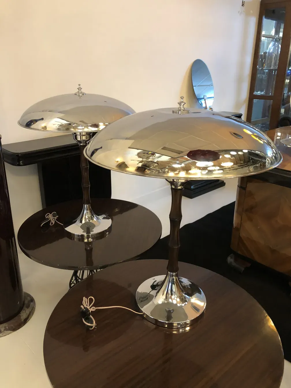 duas lâmpadas de mesa elegantes em um ambiente acolhedor.