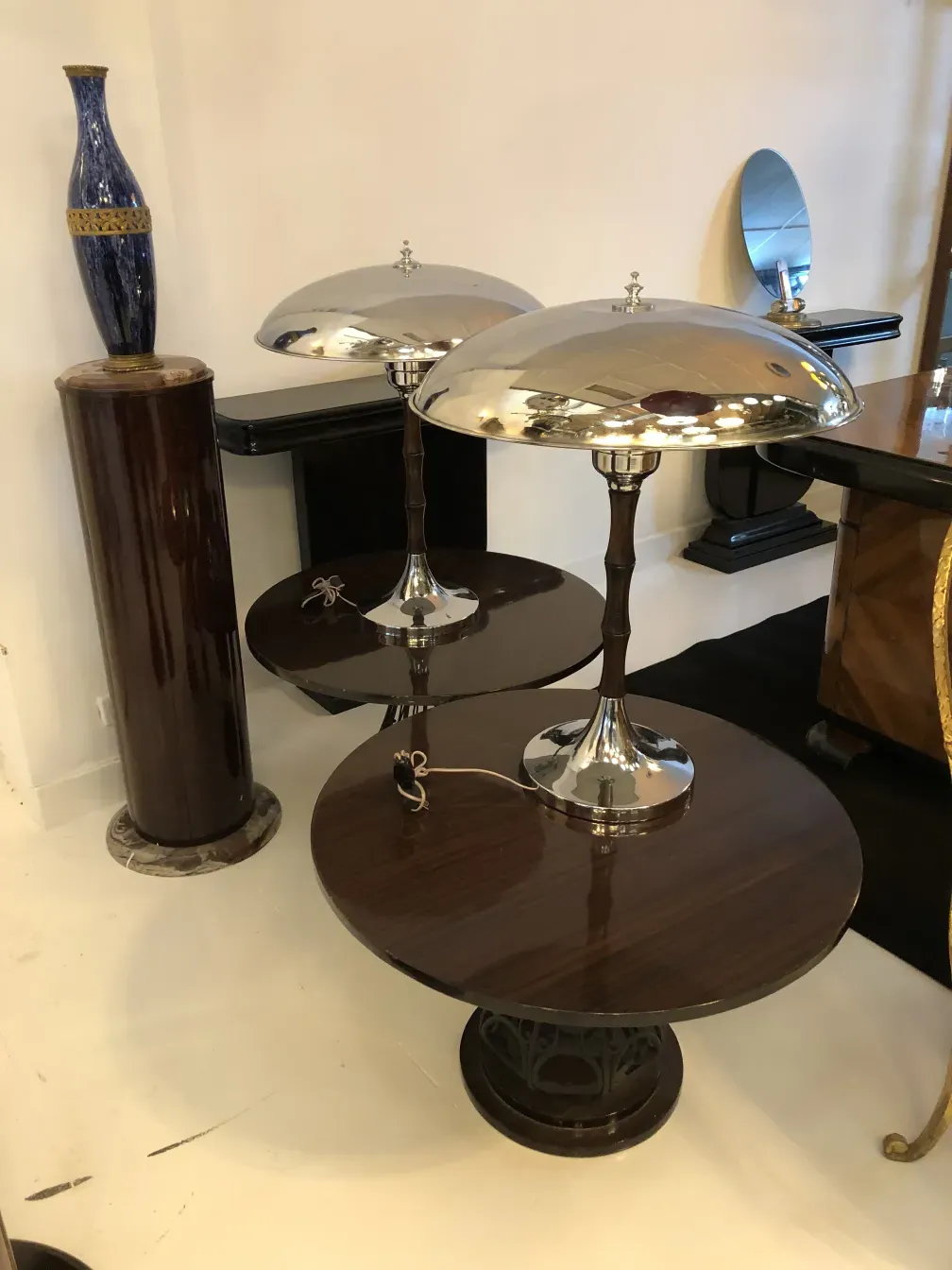 duas lâmpadas de mesa antigas elegantes com bases decorativas