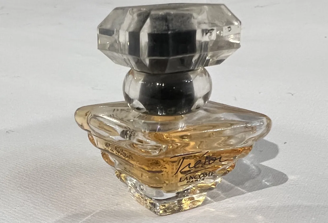 Античный флакон духов Lancome с элегантной формой и кристальными деталями.