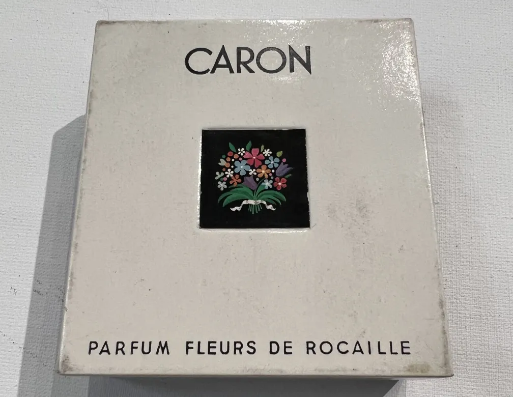 античный флакон для духов с цветочным дизайном и логотипом Caron