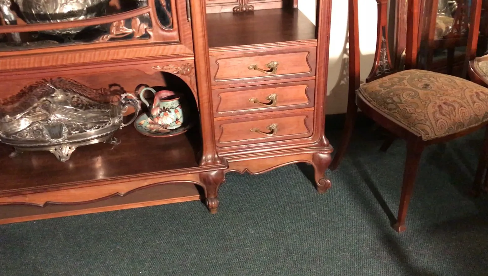 Antique display cabinet by E.Dienst - Paris, featuring decorative details and classic atmosphere.