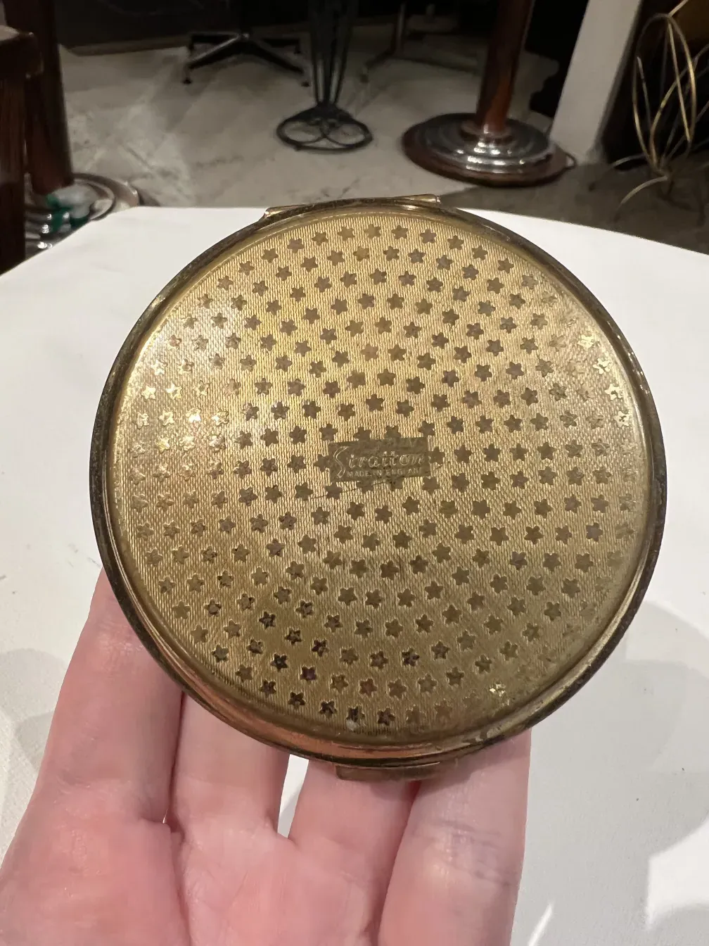 古董金色粉饼，带有星星图案和优雅的设计