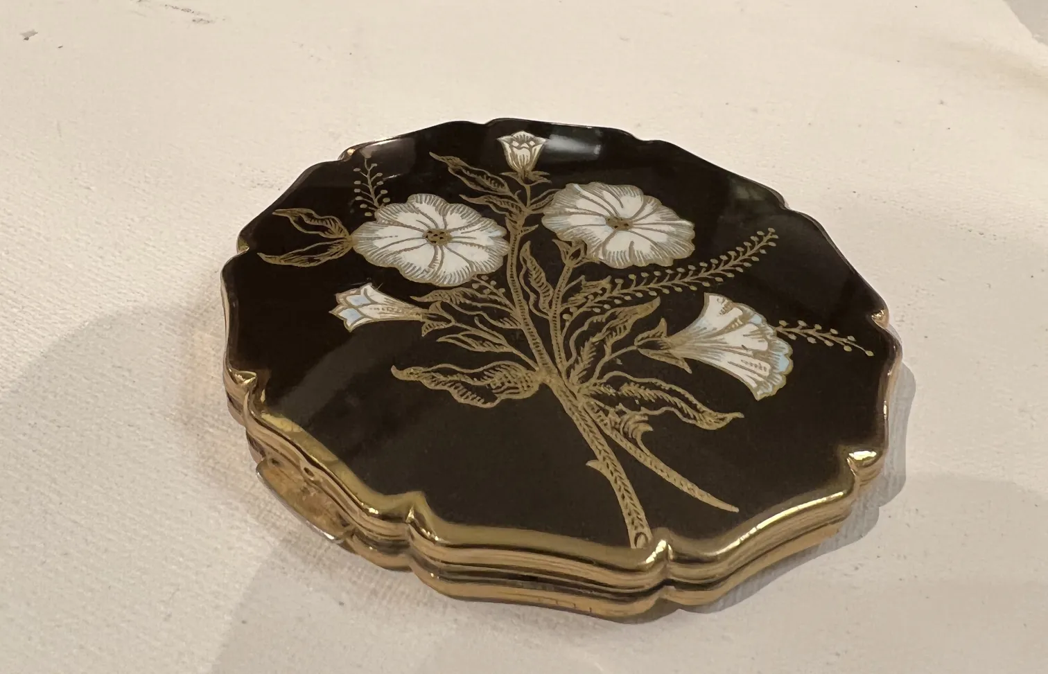 古董 stratton england 腮紅盒，帶金色花卉設計