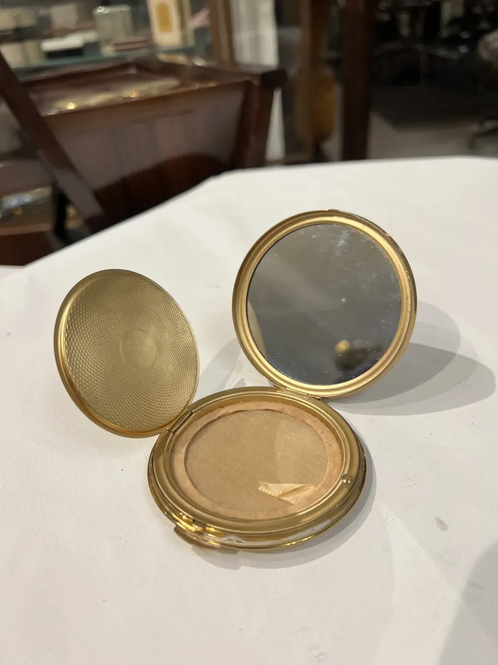 古董腮紅盒配鏡子和金色細節