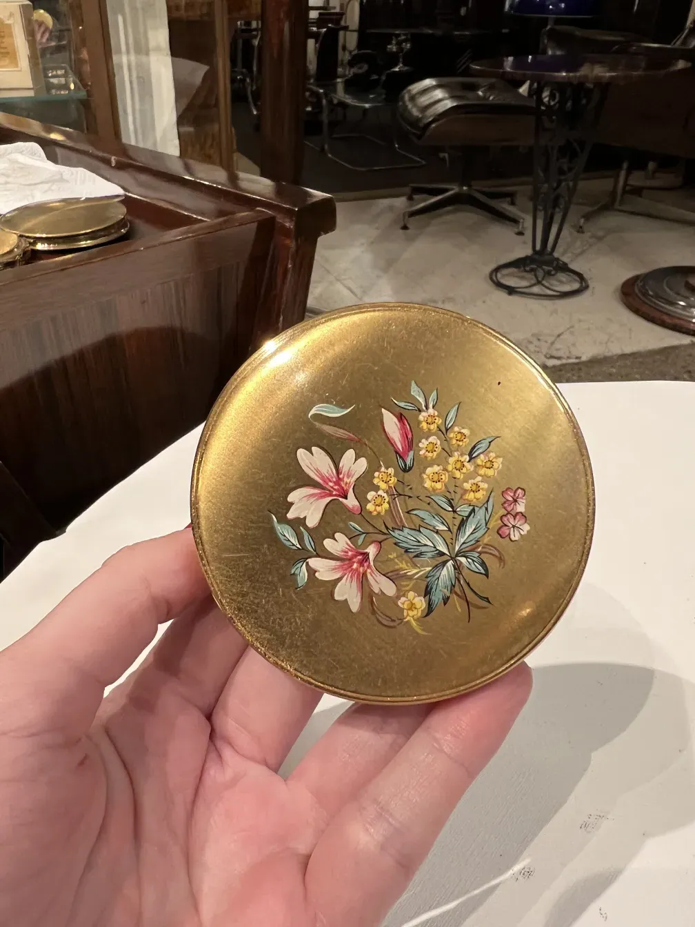古董腮紅盒顶面带花卉装饰，色彩丰富