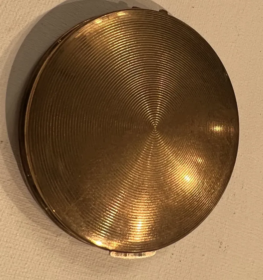 古董金色腮紅盒，帶有條紋設計，由stratton england製造