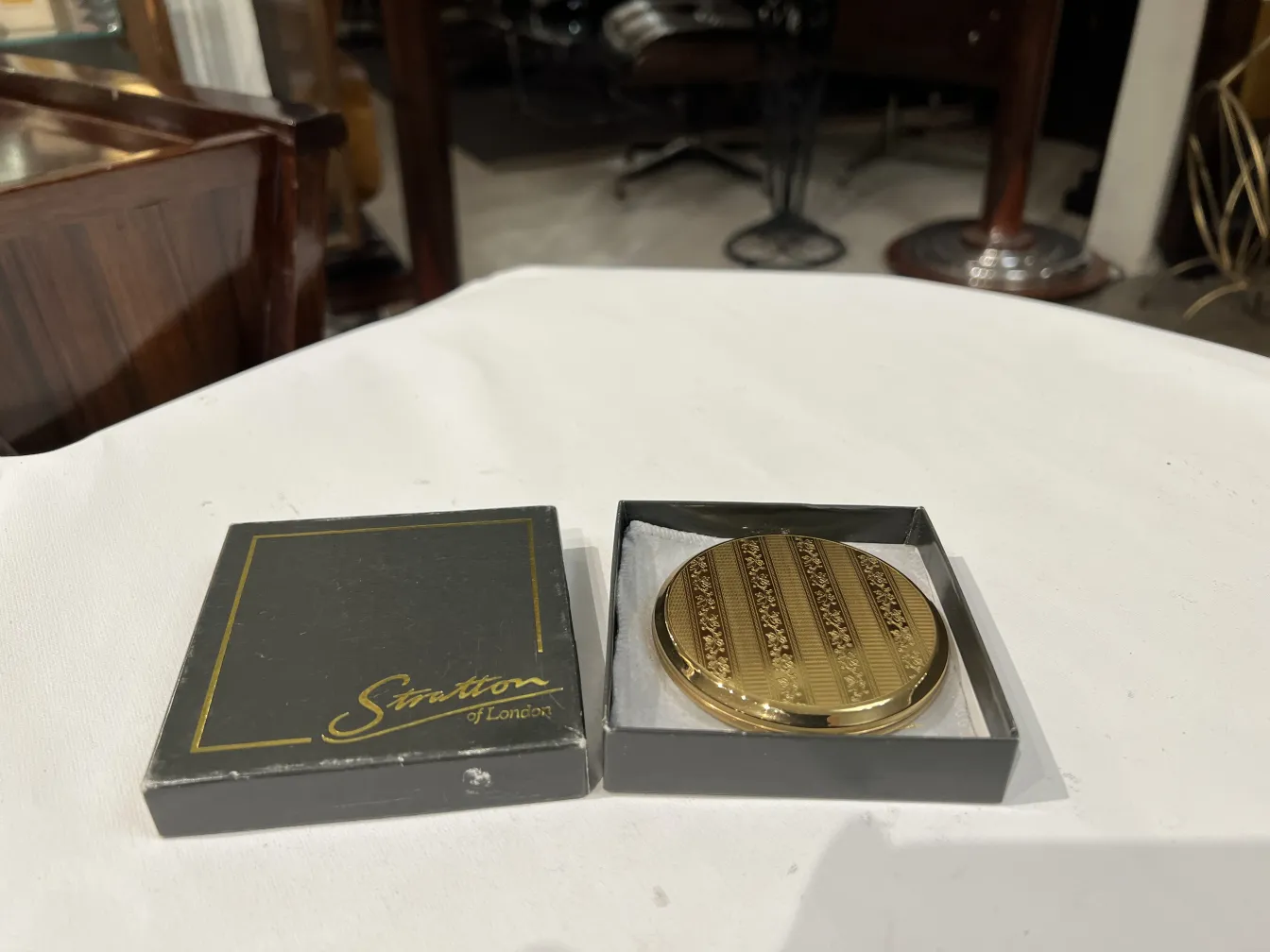 圆形古董腮红盒，带金色图案，包含盒子