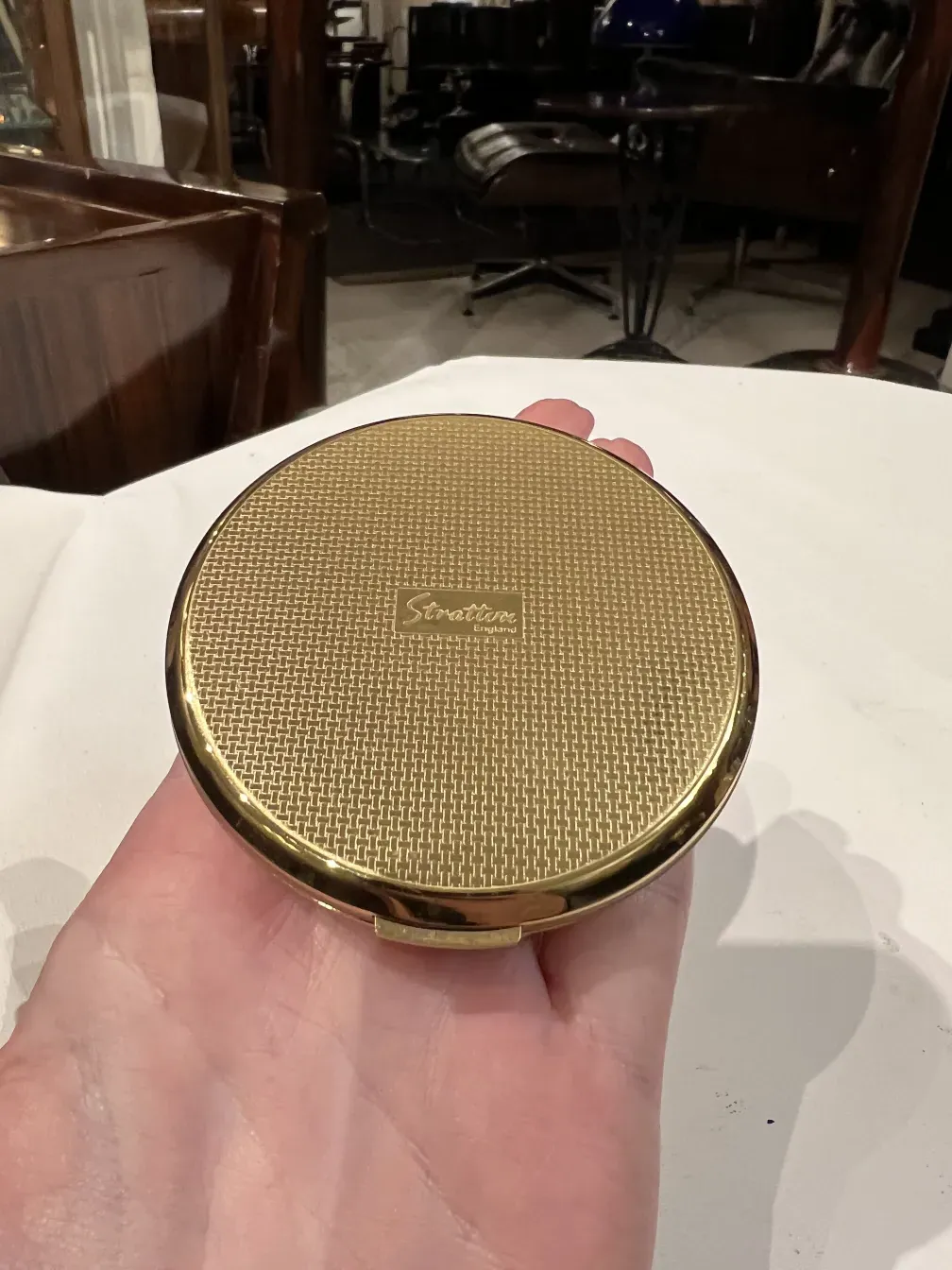 古董金色粉盒，优雅的纹理，手持