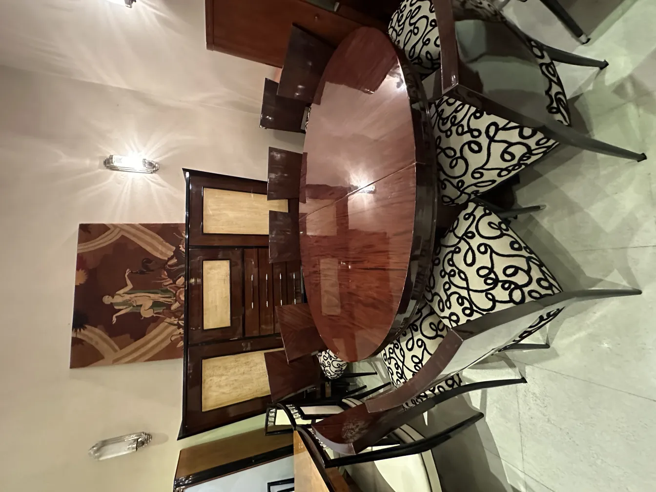 tapeçaria antiga decorativa com design artístico na parede